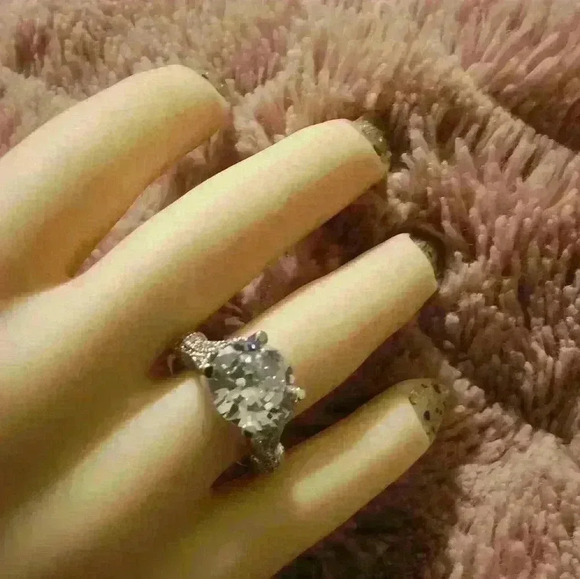 Elegant Silver Women's Ring - Picture 4 of 13